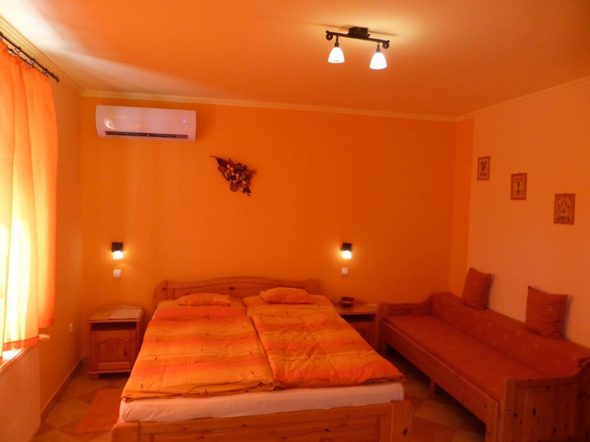 Napfeny Es Vendeghaz Apartment *