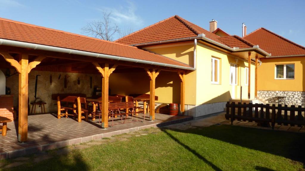 Napfeny Es Vendeghaz Apartment